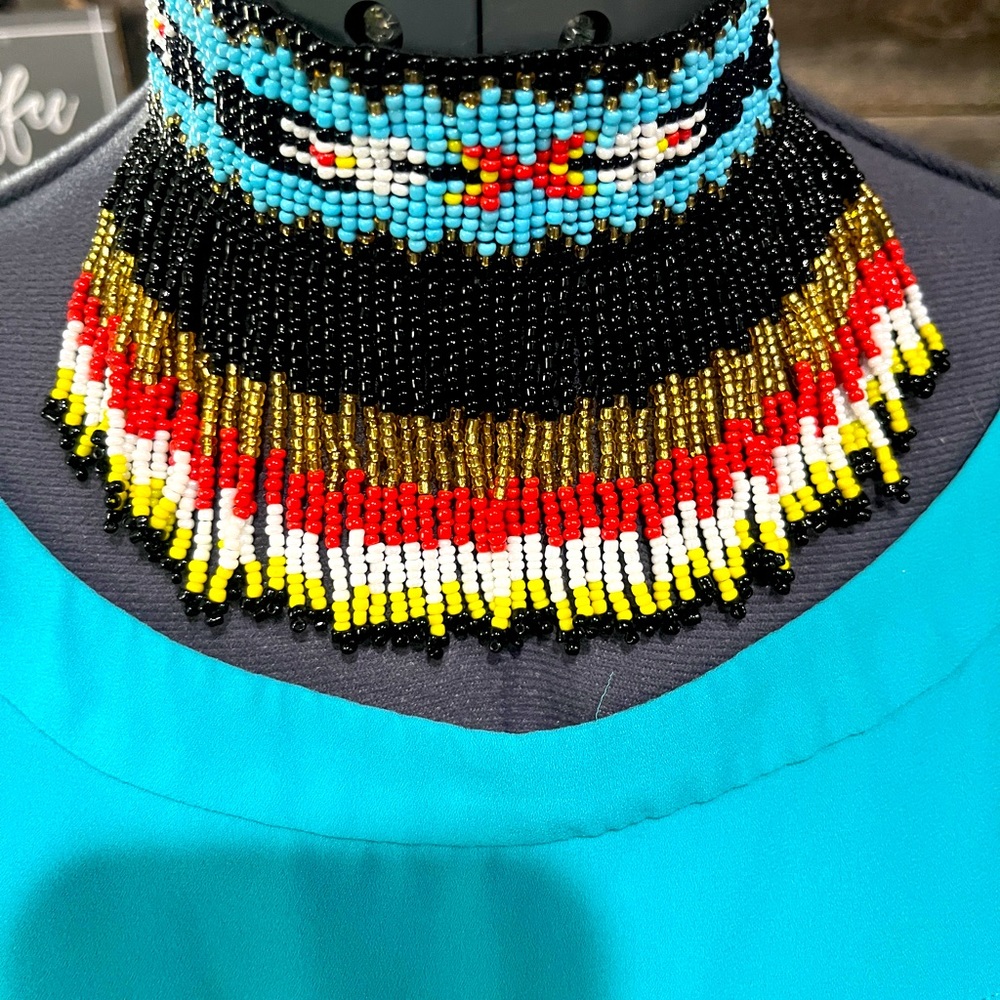 Many colors on this choker.